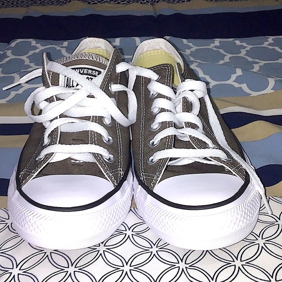 Size 7 mens, gray Converse shoes. - Picture 3 of 4
